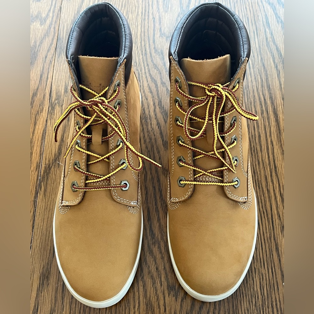 EUC Timberland Women’s Boots - Wheat color. Size 9.5 US.